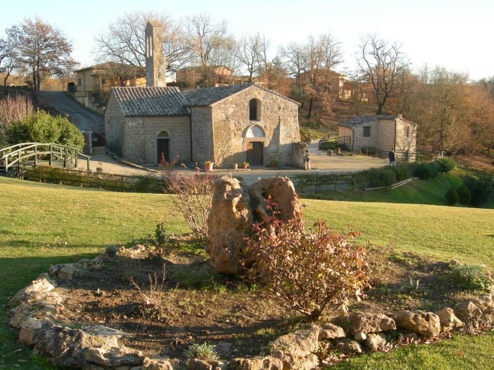 Historische Kirche inmitten der Anlage Hotel Di Sorano Terme