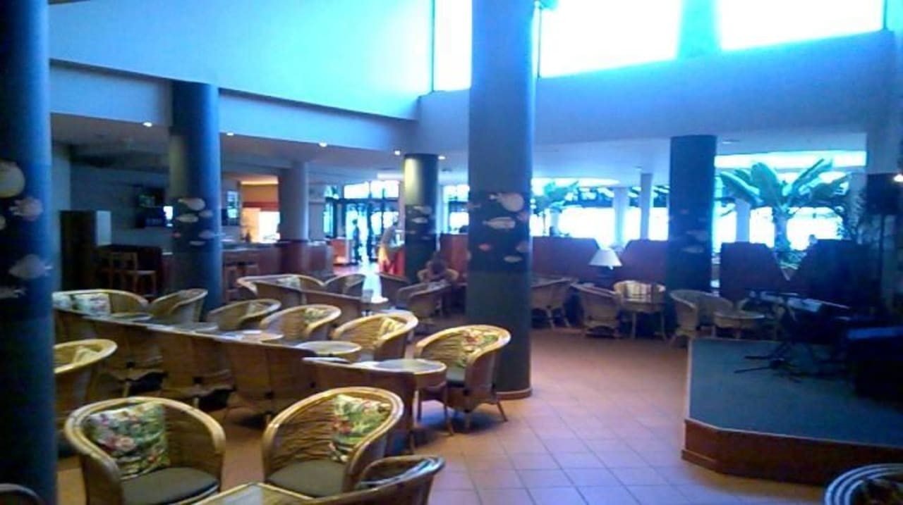Sitzgelegenheiten an der Bar Pestana Ocean Bay All Inclusive