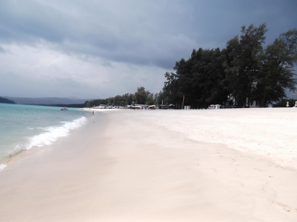 Direkt vorm Hotel - unser Strand  Best Western Premier Bangtao Beach Resort & Spa