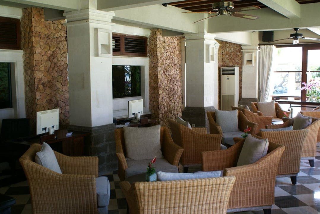 Lounge mit 2 kostenfreien Internet-PC´s Puri Santrian