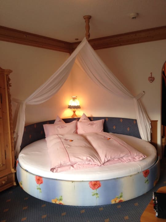 Schöne Träume im runden Himmelbett Hotel Bergkristall Montafon