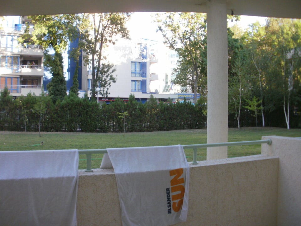 Garten und dann Straße aber sehr ruhig  DAS Club Hotel Sunny Beach