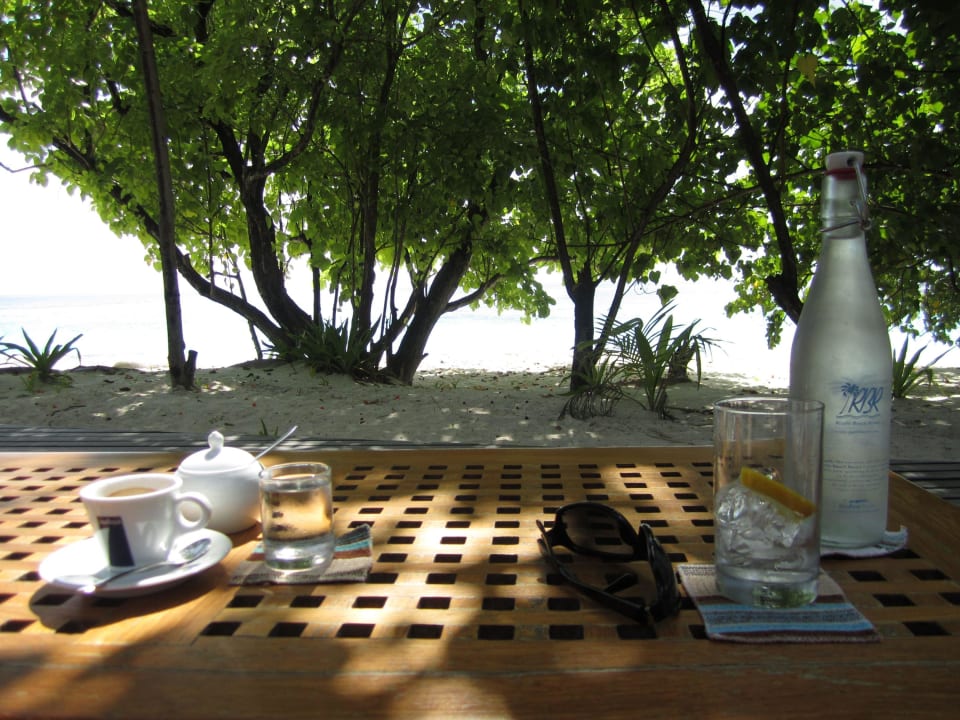 Espresso und Glas-Wasserflasche Reethi Beach Resort