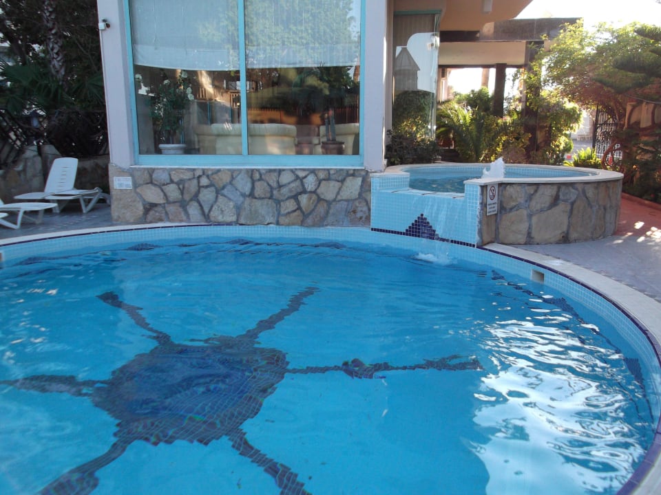 Pool mit Wasserfall Side Bay Hotel