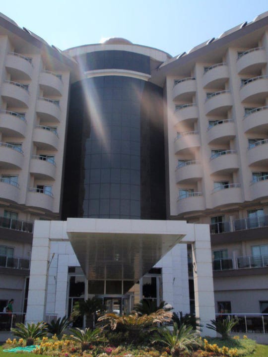 Hoteleingang Saturn Palace Resort Hotel