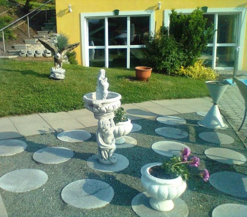 Garten beim Pool Schlössl Hotel Kindl