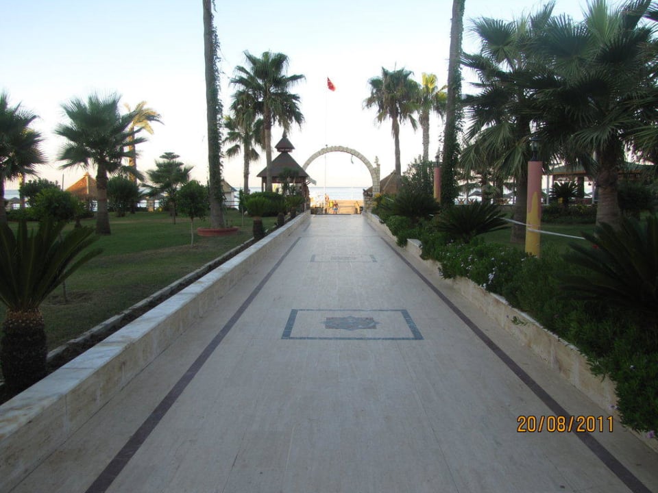 Weg vom Hotel durch die Anlage zum Strand Saphir Hotel & Villas