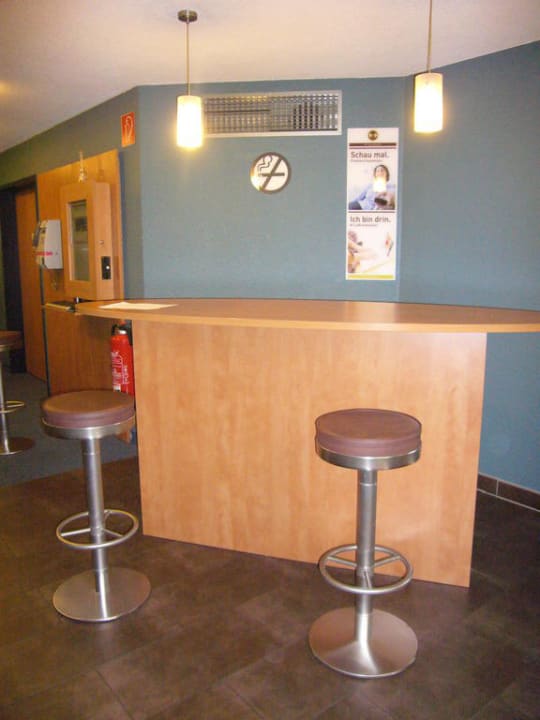 Im Foyer B&B Hotel Köln-Airport