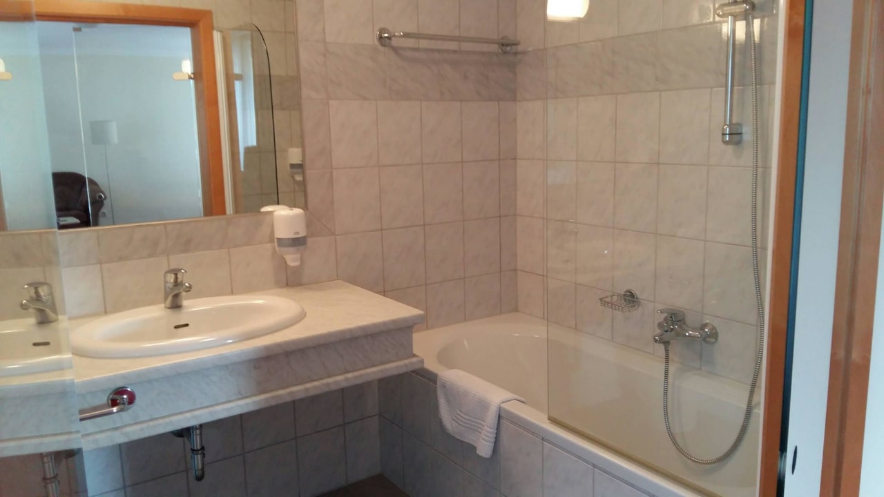 Bad mit Glastüren ohne Milchglasstreifen! AKTIVHOTEL Weisser Hirsch