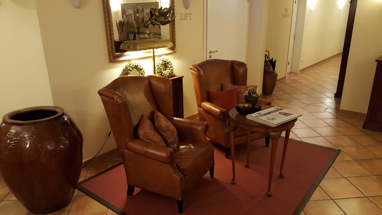 Rezeptions- und Eingangsbereich Hotel Ampervilla