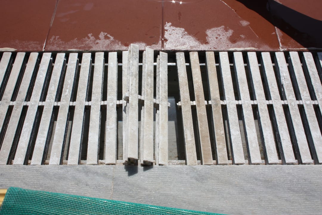 Poolumrandung teilweise defekt  (Einsturzgefahr) HARPIN Georgioupolis Resort Aquapark & SPA