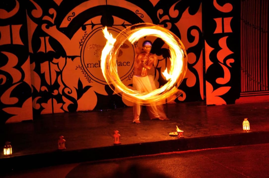 Fakir- und Feuershow des Animationsteams Grecotel Meli Palace