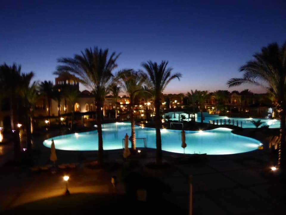 Poolanlage bei Nacht Iberotel Makadi Beach