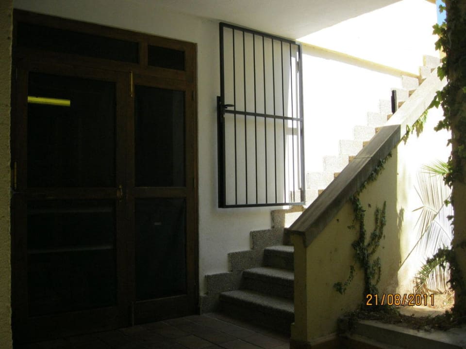 Hintereingang Burger King FLOR los Almendros Apartamentos