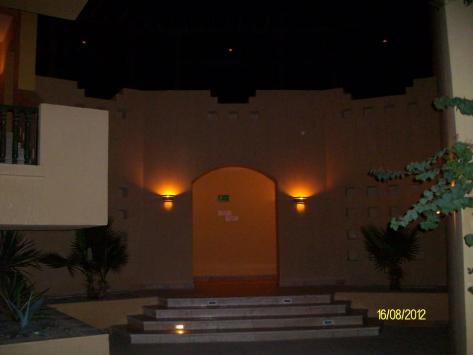 Vom Pool zu den Zimmern Three Corners Rihana Resort Deluxe