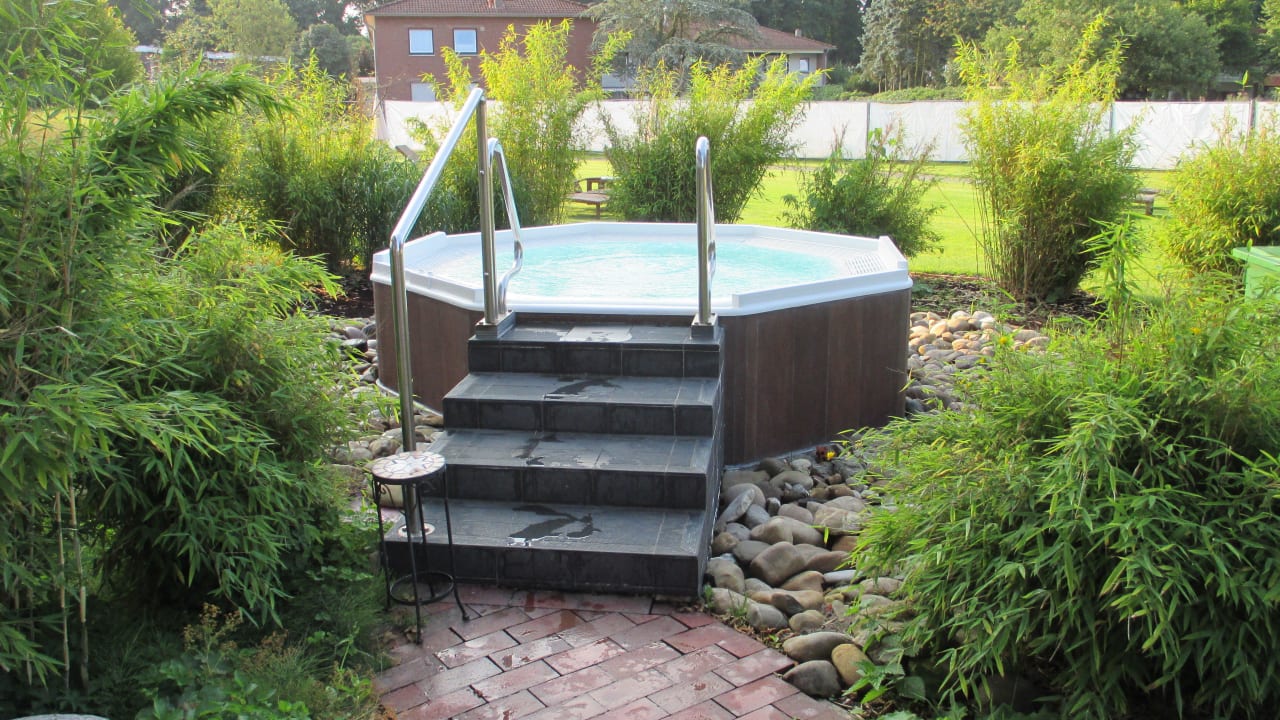 Whirlpool im Garten Romantik Hotel Jagdhaus Eiden am See