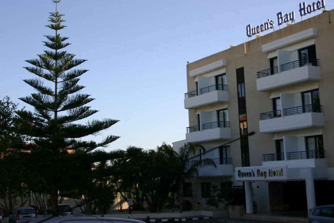 Haupteingang Queen's Bay Hotel