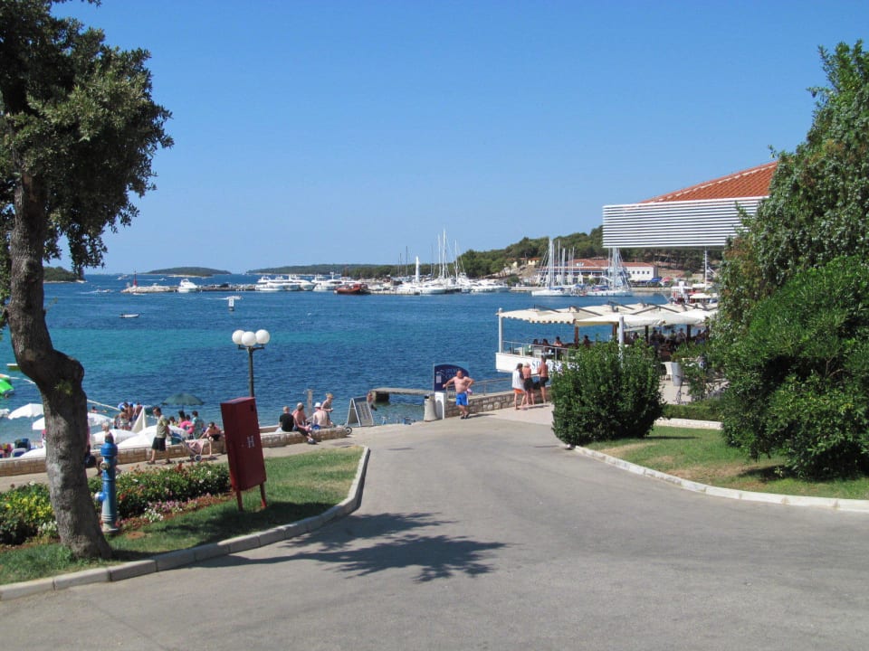 Weg zum Strand und Restaurant Maistra Select Belvedere Resort