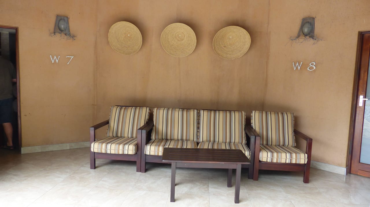 Sitzecke vorm Waterwhole Chalet Okaukuejo Camp