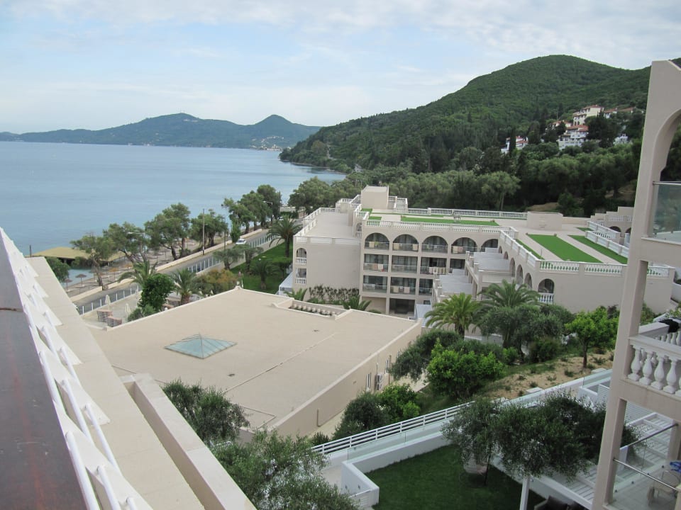 Blick von der Sonnenterrasse zum Hotelstrand MarBella, Mar-Bella Collection