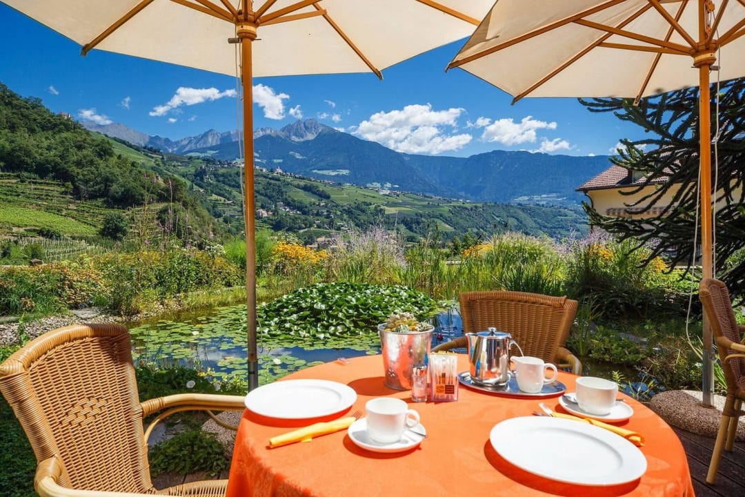 "Frühstück am Teich mit to..." Garni Weigele (Lagundo / Algund