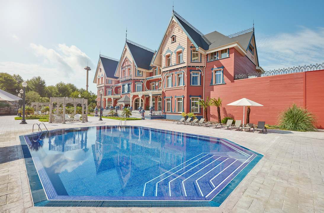 Außenansicht PortAventura Hotel Lucy's Mansion