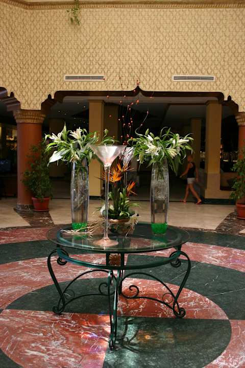 Очень светлый вход в отель из-за витражного купола Le Jardin Aqua Park Resort