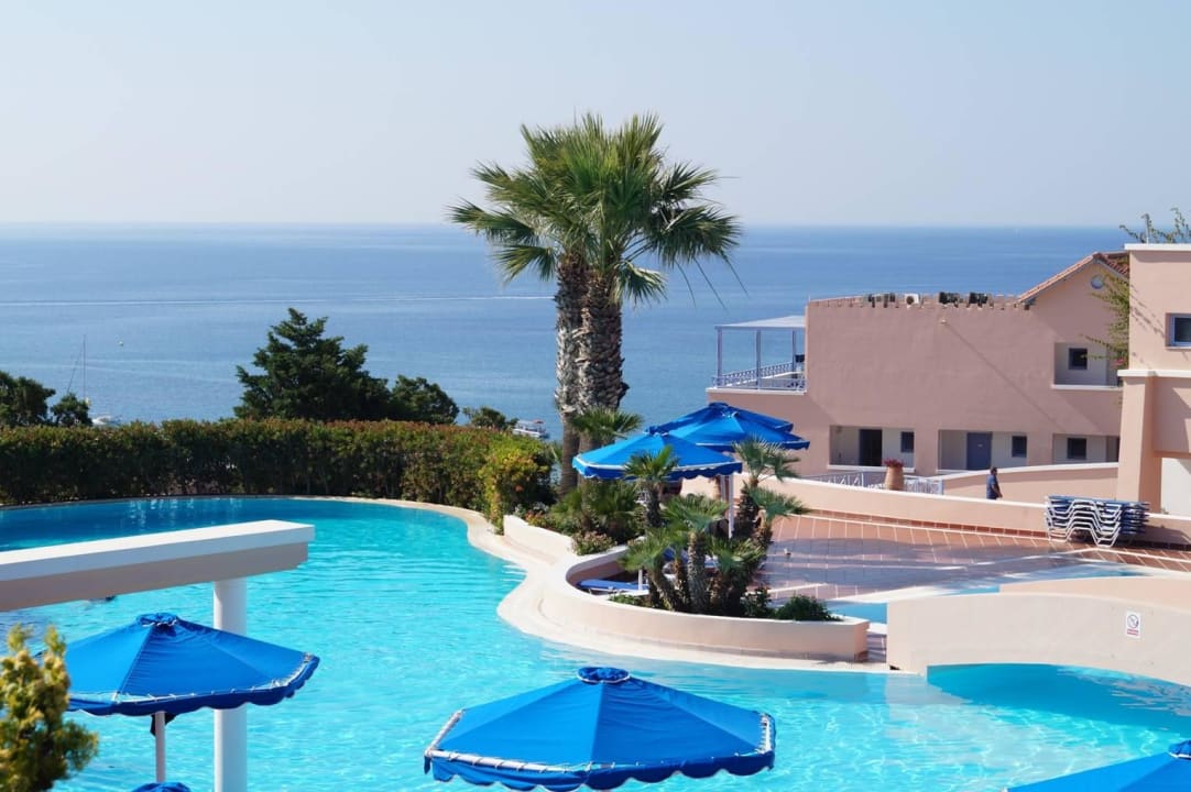 Nad basenem Mitsis Rodos Village