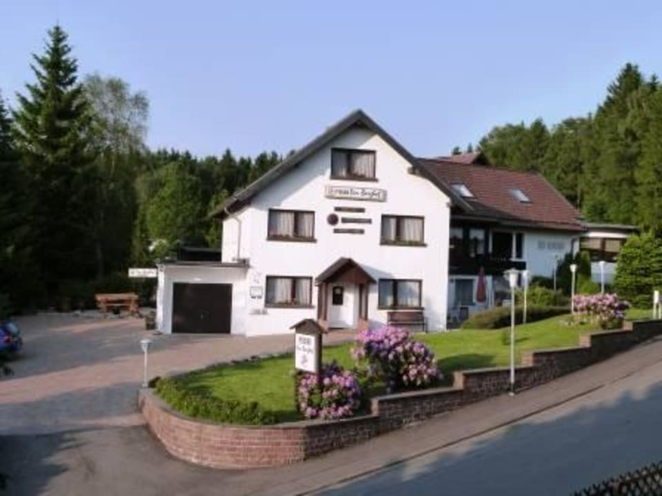 Aussenansicht im Sommer Pension Der Berghof