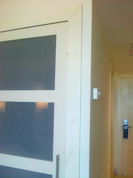 Ausbesserungen am Schrank. Hotel H10 Tindaya