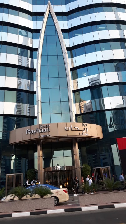 Eingang des Hotels Rose Rayhaan by Rotana