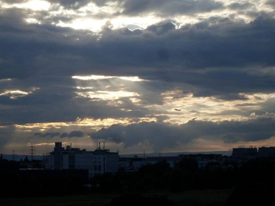 Blick aus dem Fenster am Abend Holiday Inn Express Frankfurt - Airport