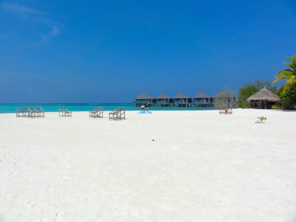 Strand im Bereich Landzunge und Wasservillen Kuredu Island Resort & Spa