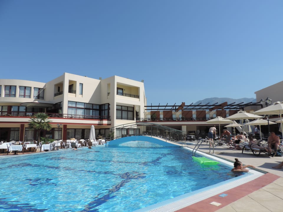 Pool Vantaris Palace