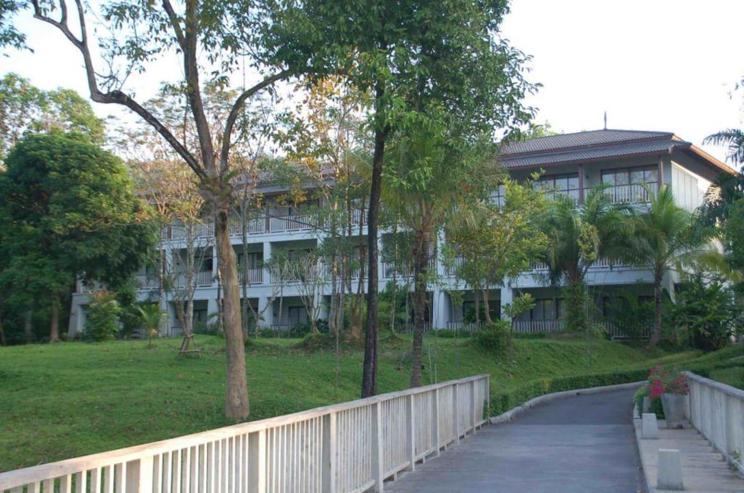 Einer der 3 Hotel-Blocks Dusit Thani Krabi Beach Resort