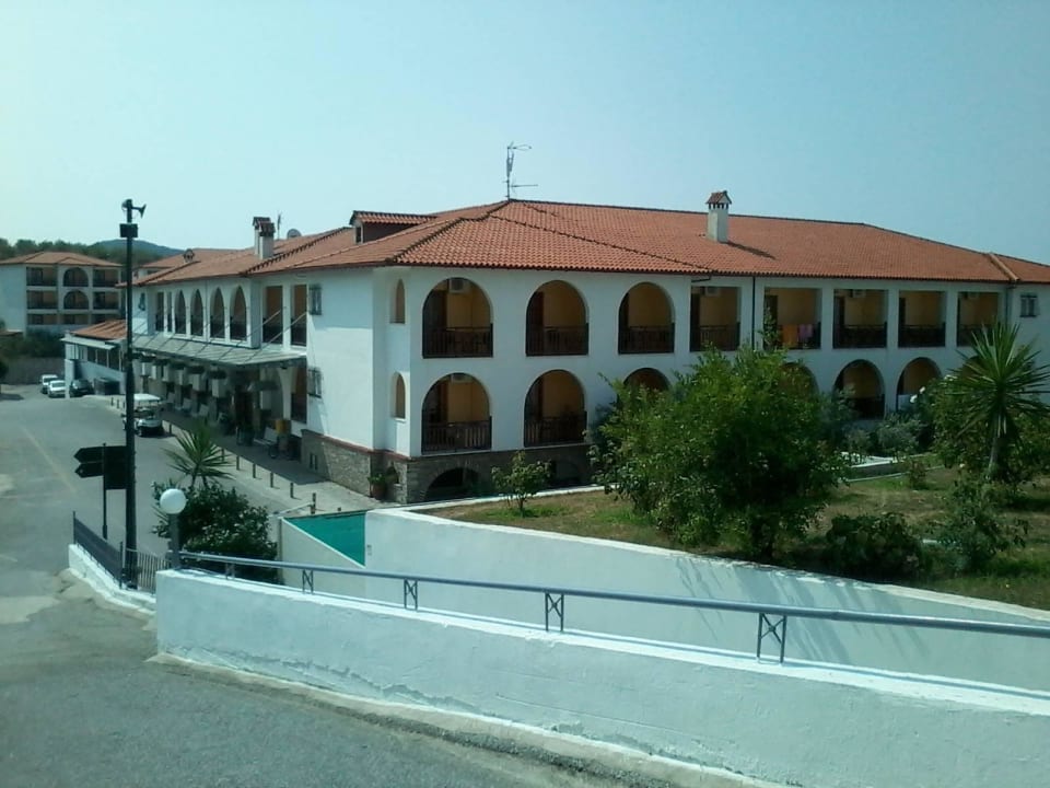 Weg zur Lobby Akrathos Beach Hotel