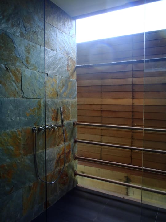 Dusche der Deluxe Wasservilla Gangehi Island Resort