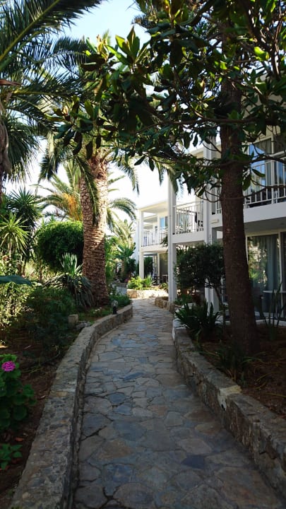 Weg durch die Gartenanlage HARPIN Happy Days Beach Hotel