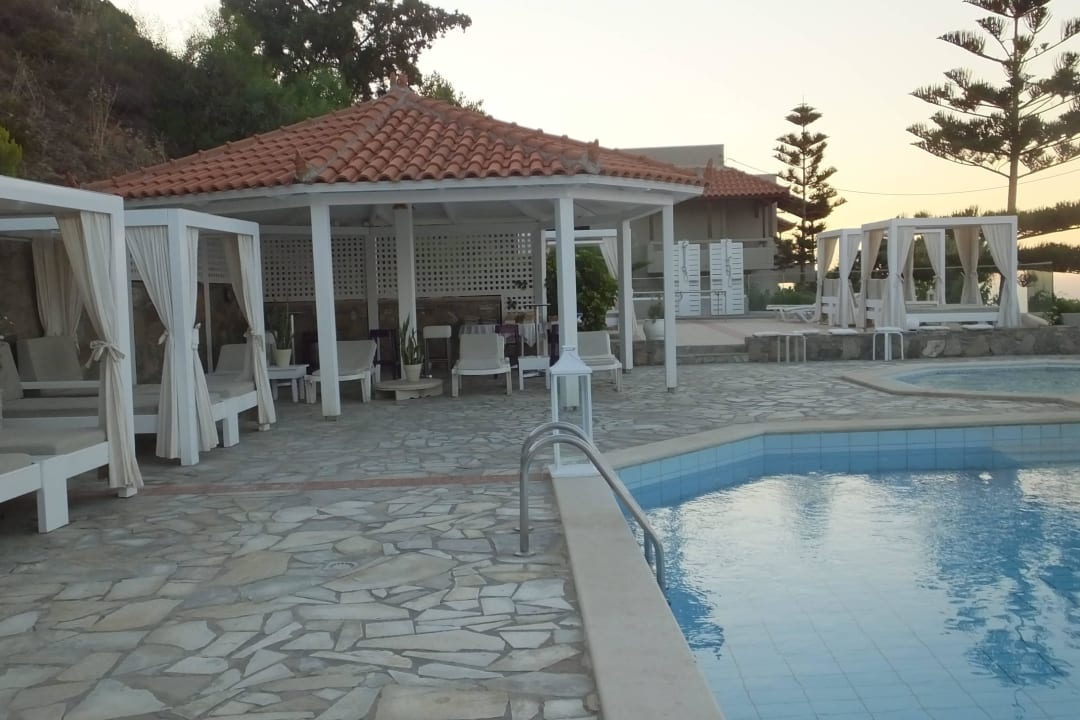 Pool am Tag Happy Cretan Suites