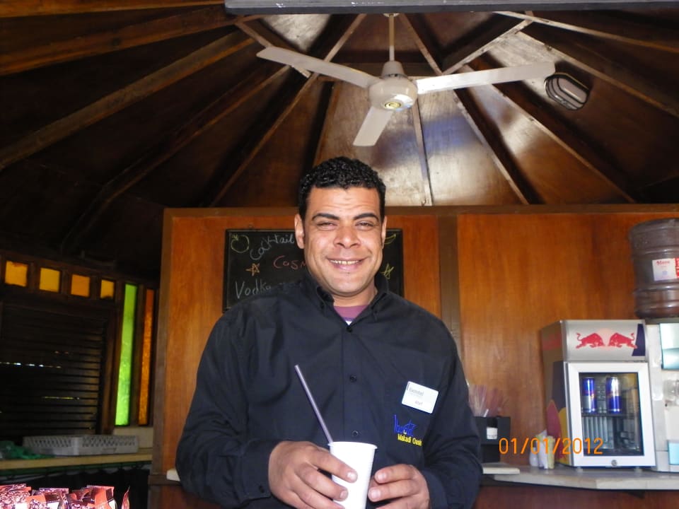 Netter Kellner an der Strandbar Jaz Makadi Oasis Resort