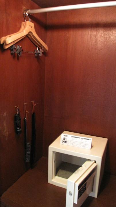 Safe Chatrium Hotel Royal Lake Yangon