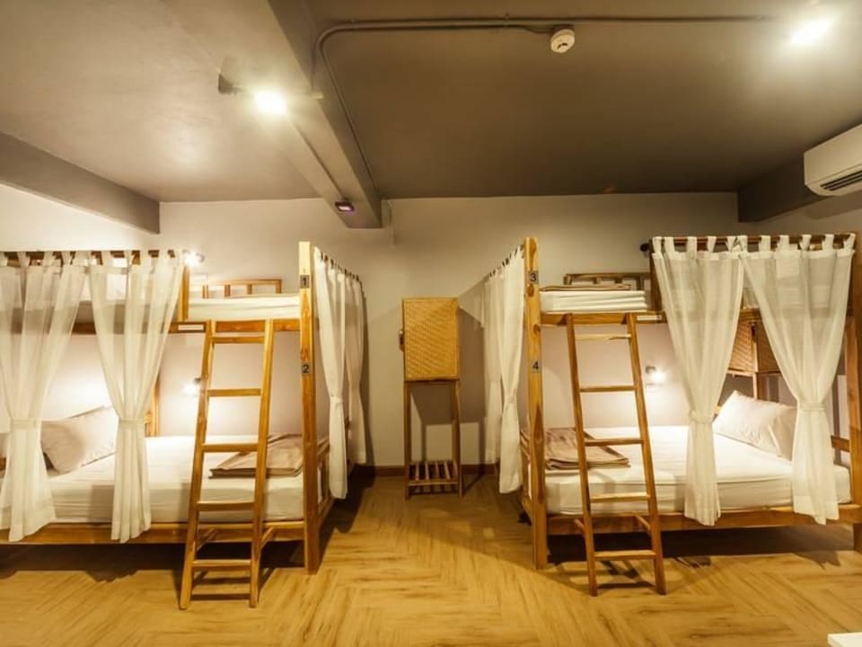 Female dormitory with shared bathroom Metro Pratunam B&B