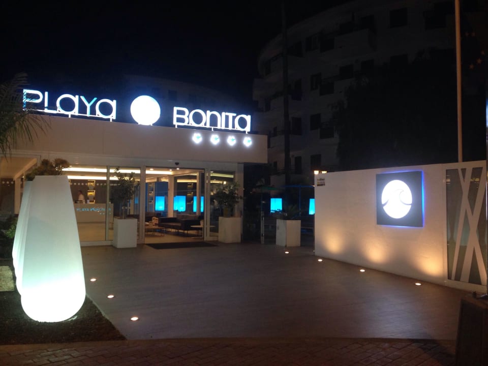 Hoteleingang bei Nacht Servatur Playa Bonita