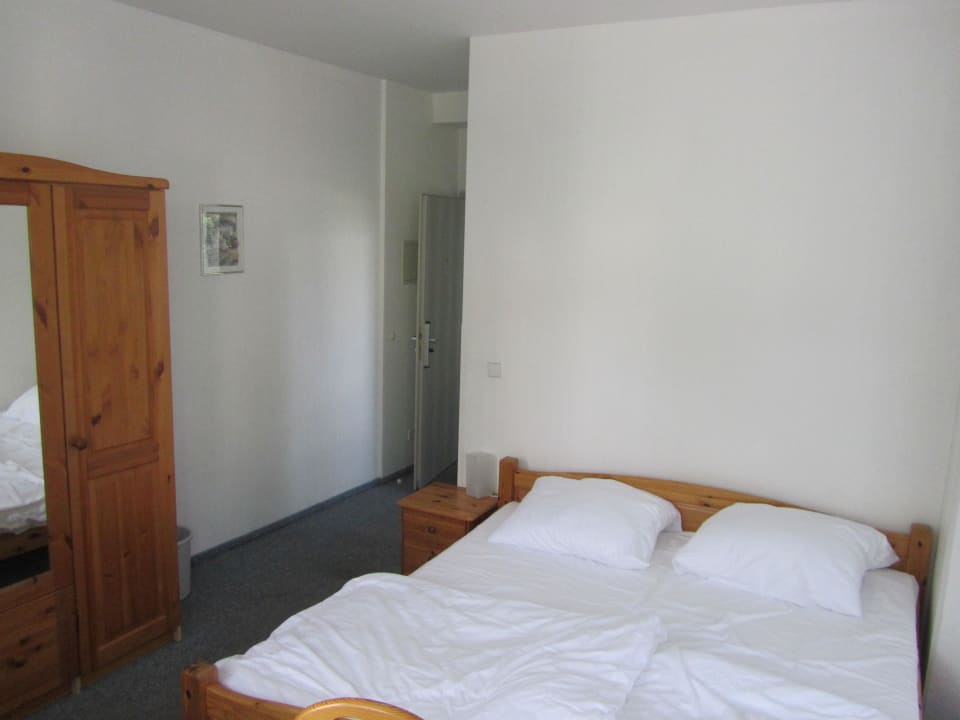 Das Eckzimmer ist nüchtern eigerichtet G&S Hotel Atlantic