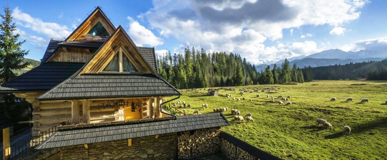 Widok od strony parkingu Ferienhaus Tajgolka