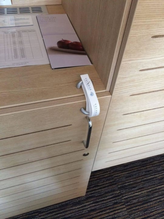 Verrammelte und versiegelte Minibar Valamar Sanfior Hotel & Casa