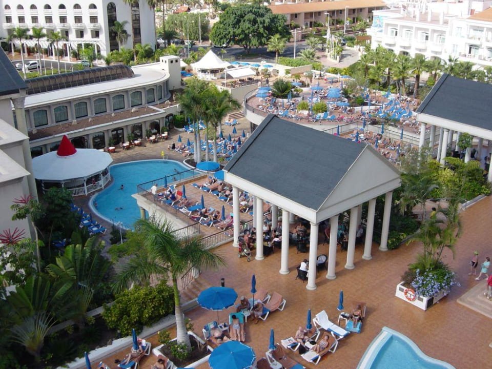 Blick auf einen Teil der Poolanlage Princess Inspire Tenerife