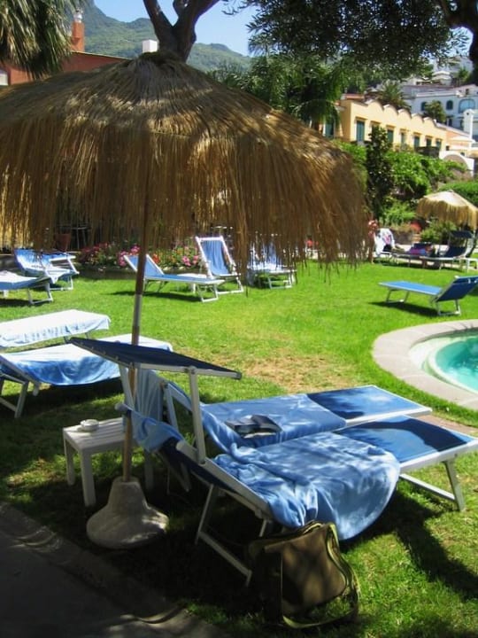  Liegen unterm Schirm Albergo La Reginella Resort & SPA Ischia