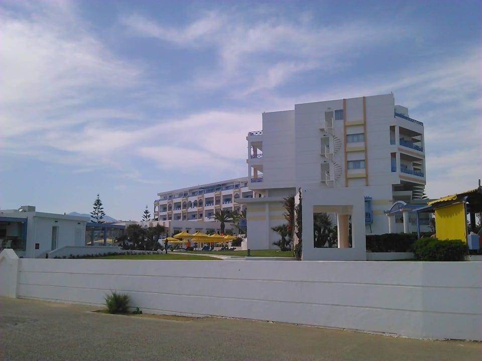 Blick von der Strassenseite Hotel Serita Beach