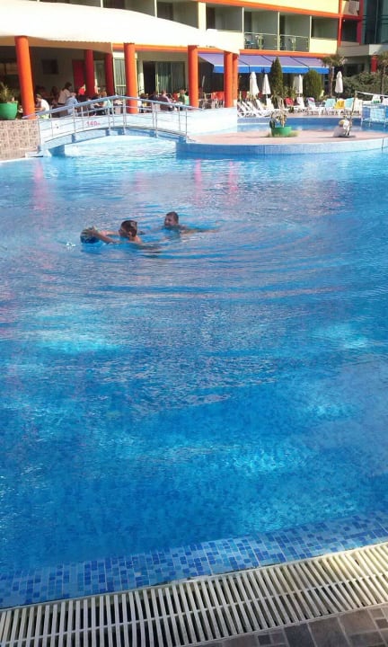 Schöner großer sauberer Pool MPM Hotel Kalina Garden